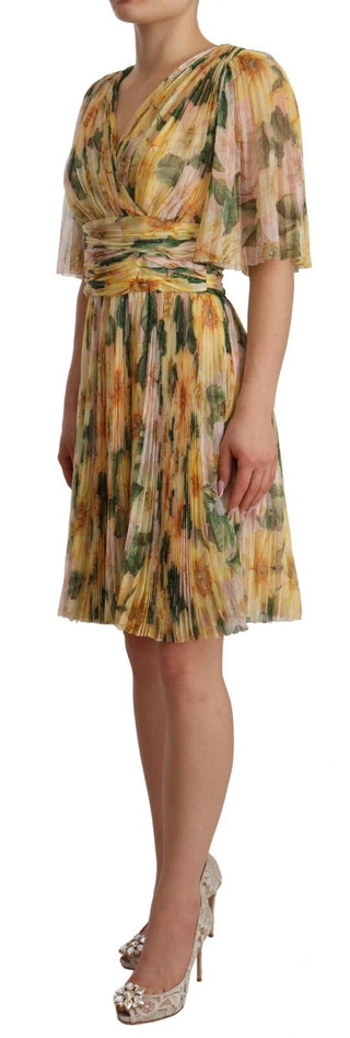 Gelbes geblümtes plissiertes Maxikleid