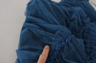Vestido tubo azul con tul fruncido y ribete de malla