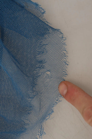 Vestido tubo azul con tul fruncido y ribete de malla