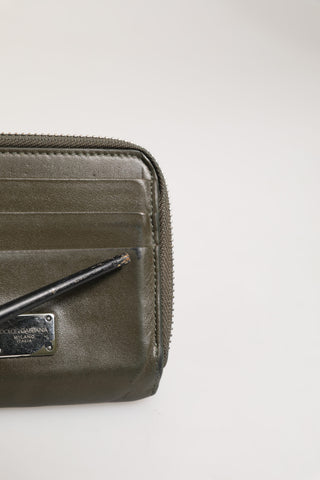 Militärgrünes Leder-Kartenetui mit Logo-Plakette und Münzfach