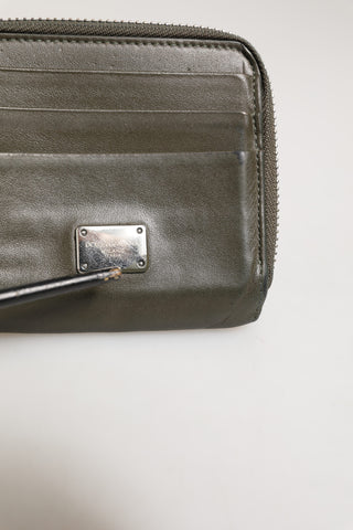 Militärgrünes Leder-Kartenetui mit Logo-Plakette und Münzfach