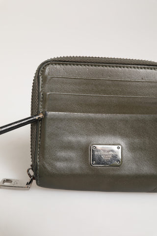 Militärgrünes Leder-Kartenetui mit Logo-Plakette und Münzfach
