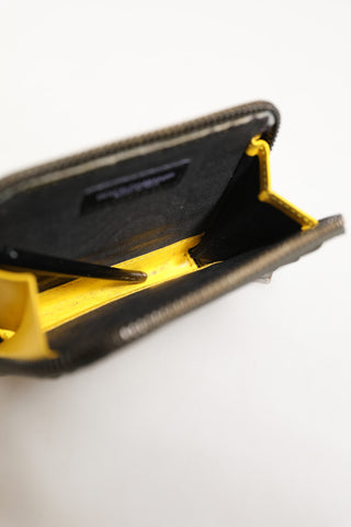 Militärgrünes Leder-Kartenetui mit Logo-Plakette und Münzfach