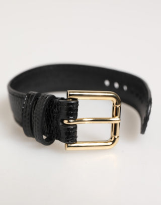 Pulsera con correa de cinturón en cuero negro con hebilla dorada en relieve