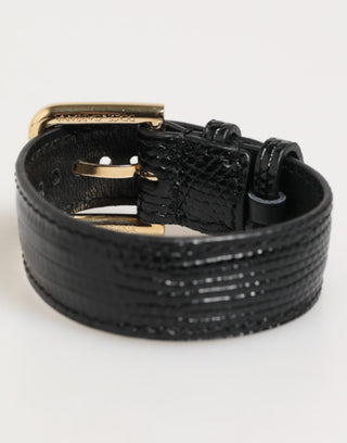 Pulsera con correa de cinturón en cuero negro con hebilla dorada en relieve