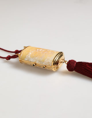 Anhänger aus weißem Perlmutt-Harz mit goldfarbenem Metall und roter Quaste für Taschen