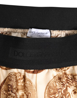 Braune Seidenshorts mit antikem Münzdruck und Badebekleidung