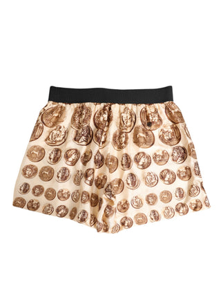 Braune Seidenshorts mit antikem Münzdruck und Badebekleidung
