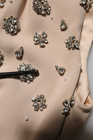 Nudesfarbenes, perlenbesticktes Kleid mit Kristallverzierung