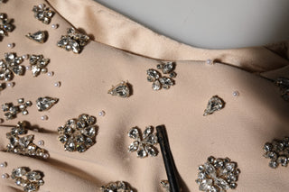 Nudesfarbenes, perlenbesticktes Kleid mit Kristallverzierung