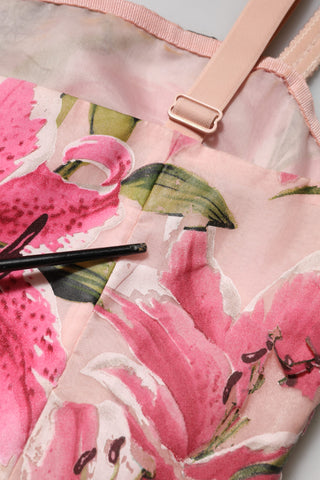 Rosa geblümtes ärmelloses Midikleid mit Lilienmuster