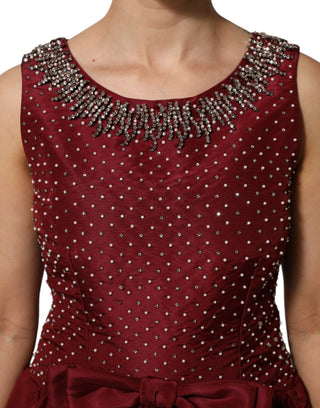 Burgunderfarbenes Abendkleid aus Seide mit Perlenbesatz