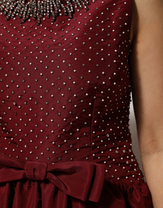 Burgunderfarbenes Abendkleid aus Seide mit Perlenbesatz