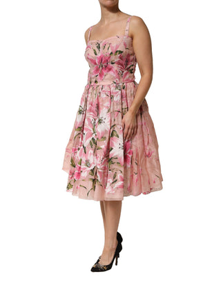 Rosa Baumwoll-Blumenkleid, ärmellos, in Falten gelegt