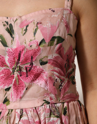 Rosa Baumwoll-Blumenkleid, ärmellos, in Falten gelegt