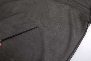 Blusa negra transparente de malla con cuello alto