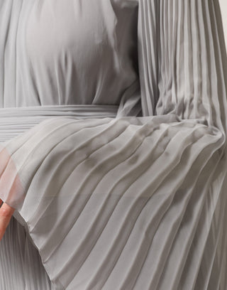 Graues plissiertes Maxikleid mit langen Ärmeln aus Seidenmischung