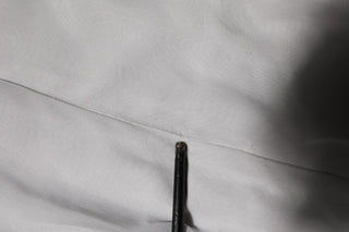 Graues plissiertes Maxikleid mit langen Ärmeln aus Seidenmischung