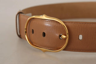 Brauner Ledergürtel mit ovaler Goldschnalle