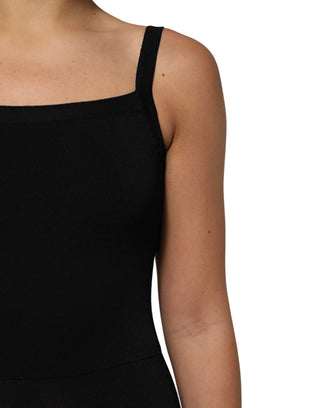 Schwarzes, eng anliegendes Minikleid mit eckigem Ausschnitt und Raffungen