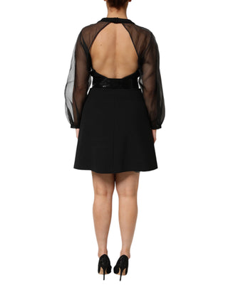 Schwarzes Minikleid mit V-Ausschnitt, Gürtel und transparenten Ärmeln