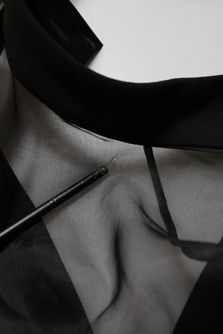 Schwarzes Minikleid mit V-Ausschnitt, Gürtel und transparenten Ärmeln