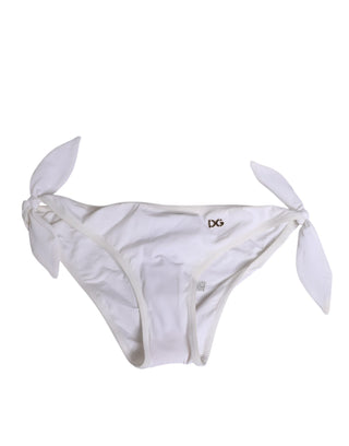 Weißes Bikiniunterteil mit seitlicher Schleife und Logo