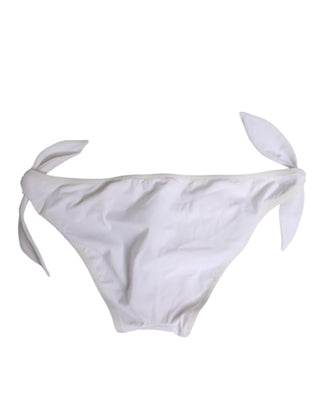 Weißes Bikiniunterteil mit seitlicher Schleife und Logo