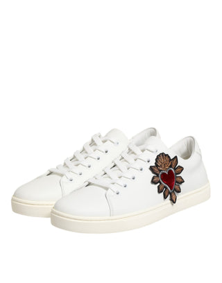 Weiße Leder-Sneaker mit Heiligem-Herz-Aufnäher