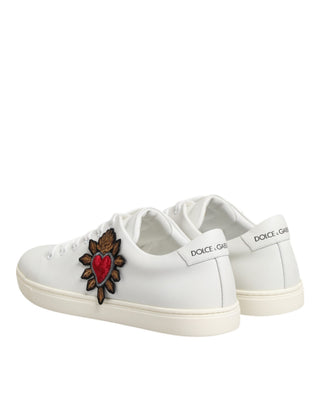 Weiße Leder-Sneaker mit Heiligem-Herz-Aufnäher