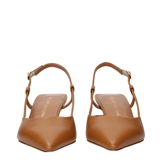 Braune Leder-Pumps mit mittlerem Absatz
