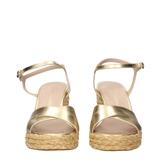 Goldfarbene Plateau-Sandalen aus Leder