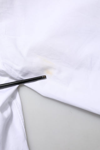 Weißes formelles Hemd mit Kragen und Logo-Plakette