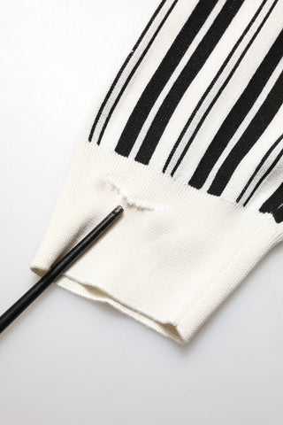 Schwarz-weiß gestreifter Polka-V-Ausschnitt-Pullover