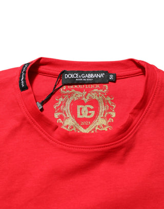 Rotes Goodluck 2023 Baumwoll-T-Shirt mit Rundhalsausschnitt