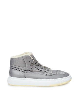 Grauer technischer Sneaker