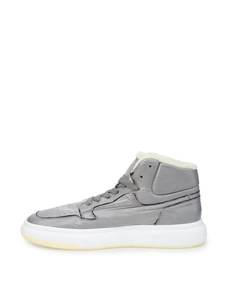 Grauer technischer Sneaker