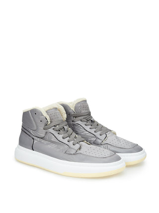 Grauer technischer Sneaker