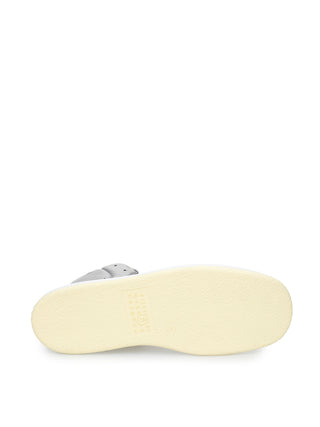 Grauer technischer Sneaker