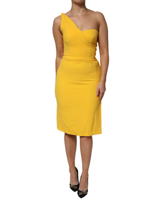 Vestido amarillo ajustado con un hombro y abertura lateral