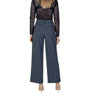 Pantalones casuales gris de poliéster reciclado
