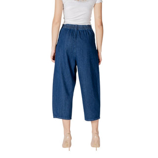 Blaue Baumwolljeans