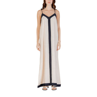 Beiges langes Nylonkleid