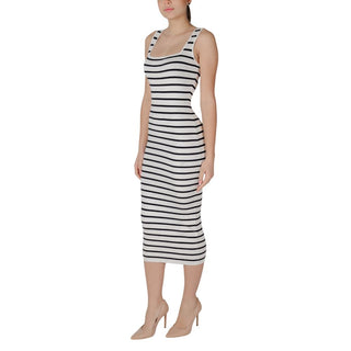 Beiges langes Viskosekleid