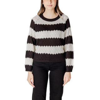 Sudadera negra y blanca con marabú