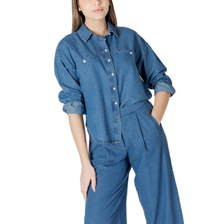Blaue Baumwollbluse