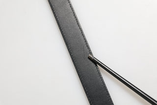 Schwarzer Gürtel für Herren aus genarbtem Leder mit silberner Metallschnalle