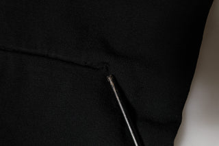 Top corto negro de viscosa con cuello alto tipo tortuga