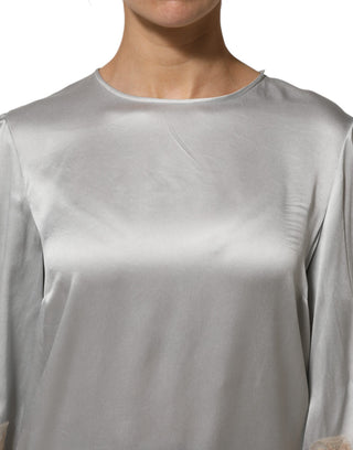 Top gris de satén de seda con encaje floral y mangas largas