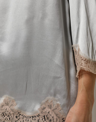 Top gris de satén de seda con encaje floral y mangas largas